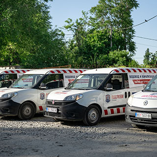 Službeni kombiji Poslova Grada parkirani jedan pored drugog.