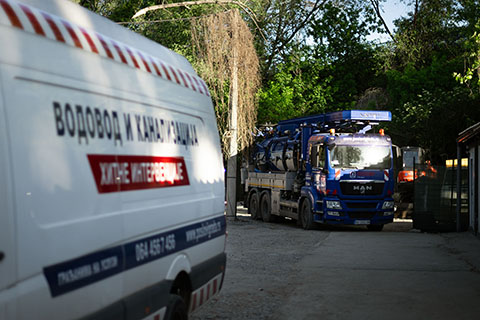 Kombi sa oznakama za vodovod i kanalizaciju, uz specijalizovano vozilo Poslova Grada.